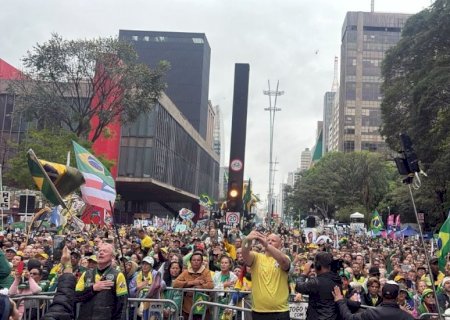 Apoiadores de Flávio se reúnem contra Lula e Moraes