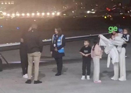 Everton Cebolinha é recebido por Alexandre Mattos no aeroporto e veste a camisa do Santos