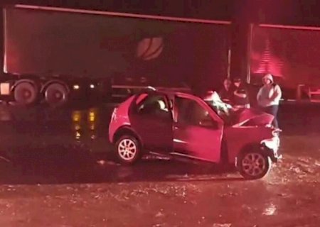 Batida entre carro e carreta deixa três mortos na BR-158 em Três Lagoas