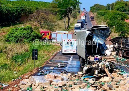 Batida entre carretas deixa dois mortos na BR-158 (vídeo)