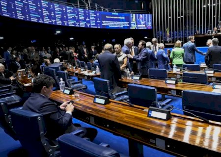 Aziz articula rito especial para levar PEC da escala 6x1 ao plenário