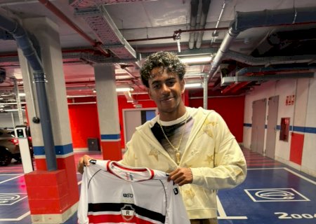 Rolê aleatório? Yamal posa com camisa de time do Piauí depois de goleada do Barcelona