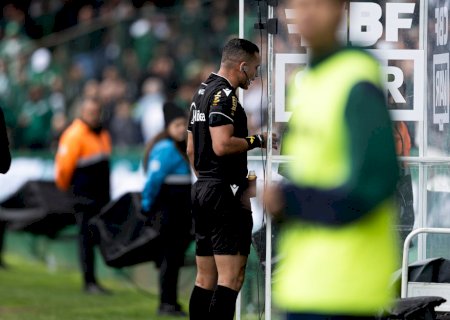 Árbitro marca pênalti em choque entre dois jogadores do Coritiba e é corrigido pelo VAR; assista ao lance