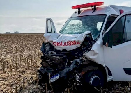 Paciente morre após ambulância de transporte de saúde bater em carreta na BR-060