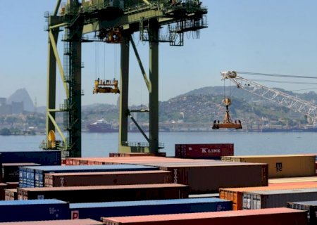 Balança comercial tem superávit de US$ 7,4 bilhões em agosto