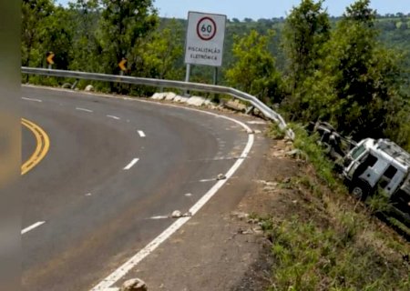 Caminhão cai da Serra de Maracaju e deixa uma pessoa morta