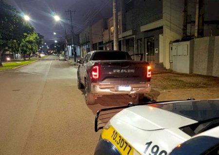 Dupla é presa em caminhonete com registro de estelionato