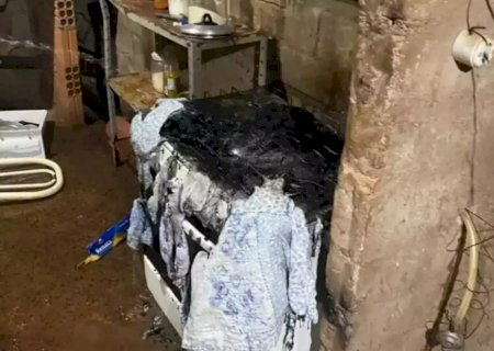 Homem incendeia casa e persegue mulher com duas facas em Costa Rica