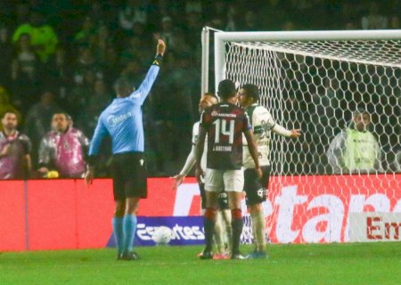 Coritiba x Athletico: Breno Lopes é expulso no clássico pela Lei Vini Jr.