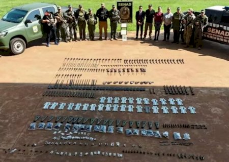 Arsenal de fuzis apreendido na fronteira serviria Comando Vermelho