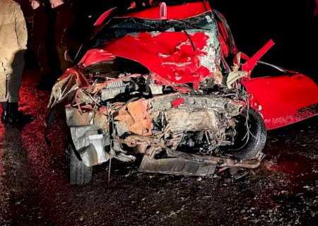 Acidente entre carro e carreta mata três na BR-158