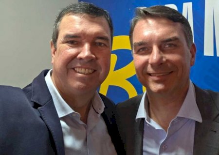 Riedel publica foto com Flávio Bolsonaro e reafirma apoio à candidatura