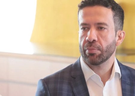 Janones poderá ter alta em 48 horas, diz boletim médico