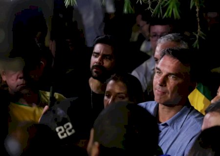Flávio Bolsonaro impõe condições para liberar sigilos