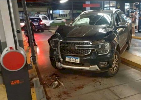 Motorista bate em drive-thru na Mato Grosso e abandona carro em Campo Grande 