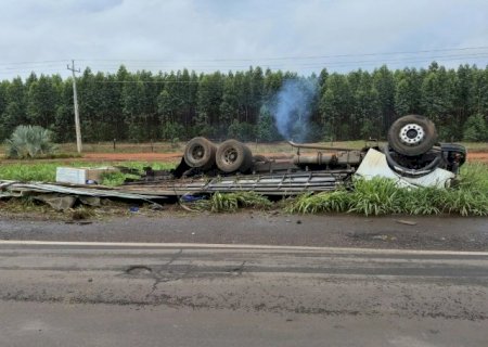 Motorista morre preso &agrave;s ferragens ap&oacute;s tombar caminh&atilde;o em Nova Alvorada do Sul
