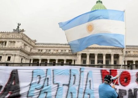 Milei lança plano para demitir 21 mil servidores na Argentina