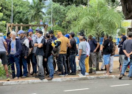 Voluntários entregam marmitas para pessoas em situação de rua na Praça do Rádio