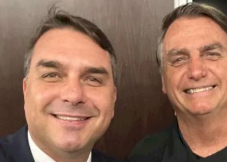Flávio Bolsonaro visita o pai após 90 dias de restrição do STF