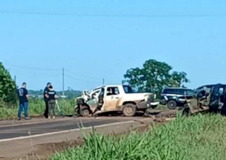 Batida entre caminhonetes deixa dois mortos na BR-262