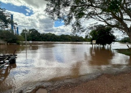 Rio Dourados baixa 1,33 metro desde segunda-feira e sai da cota de alerta