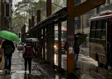 Tempo fica chuvoso em grande parte do país nesta segunda-feira