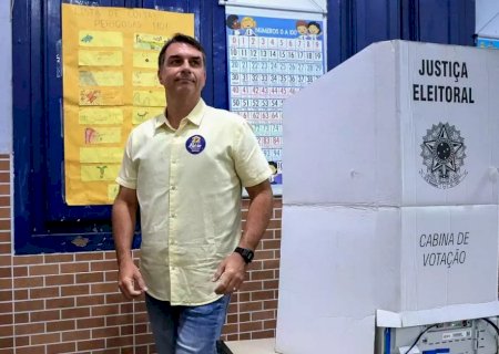 Flávio recua e retira trecho da carta onde se declarou presidente do Brasil
