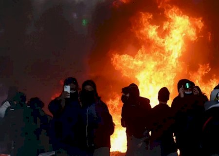 Tensões voltam a crescer; França contabiliza custos de protestos