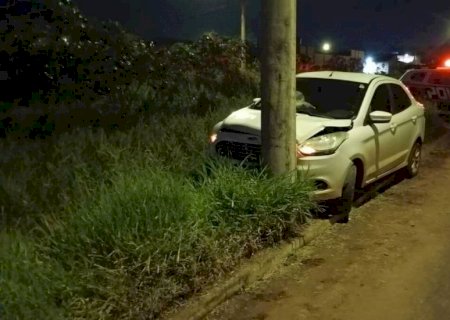 Motorista bate carro em poste na Rua Leão Zardo