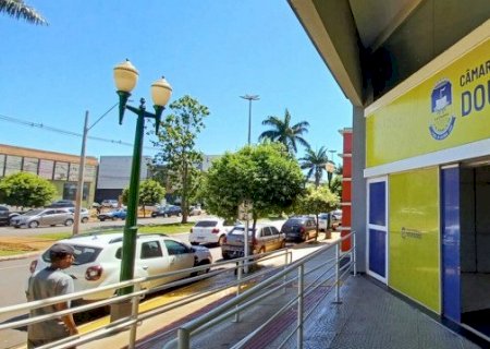 Câmara de Dourados estabelece regras para passagens aéreas e prestação de contas