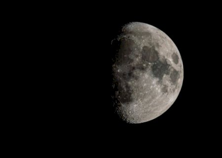 NASA flagrou espaçonave passando em alta velocidade pela Lua e formato chamou atenção
