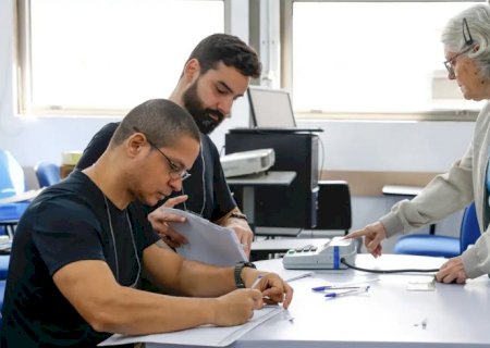 Eleitores do Rio seguem em fila de votação até depois das 19h